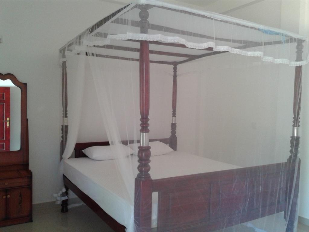 Family Guest House Mirissa Room photo